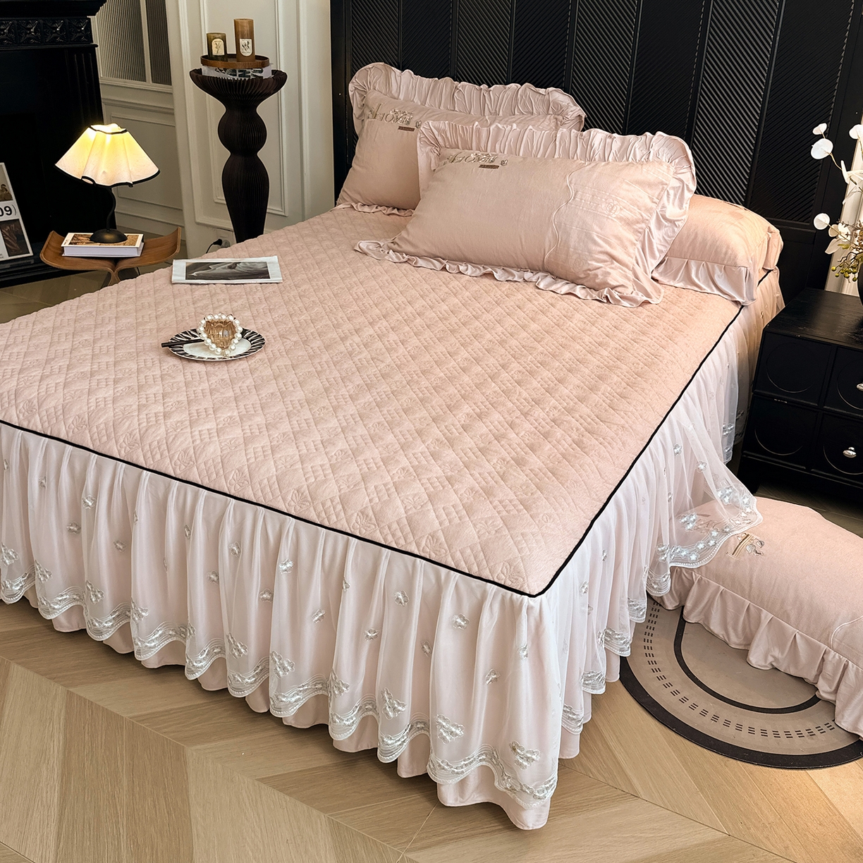 91家纺网 家纺一手货源 找家纺 宜凡家纺 2025新款A类棉绒刺绣花夹棉床裙四件套--梦回罗马系列 梦回罗马 肤粉