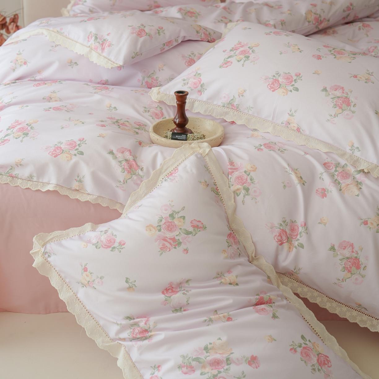 91家纺网 家纺一手货源 找家纺 洺兰家居 2025年小清新全棉13372镂空花边小碎花ins风水洗棉四件套 海棠