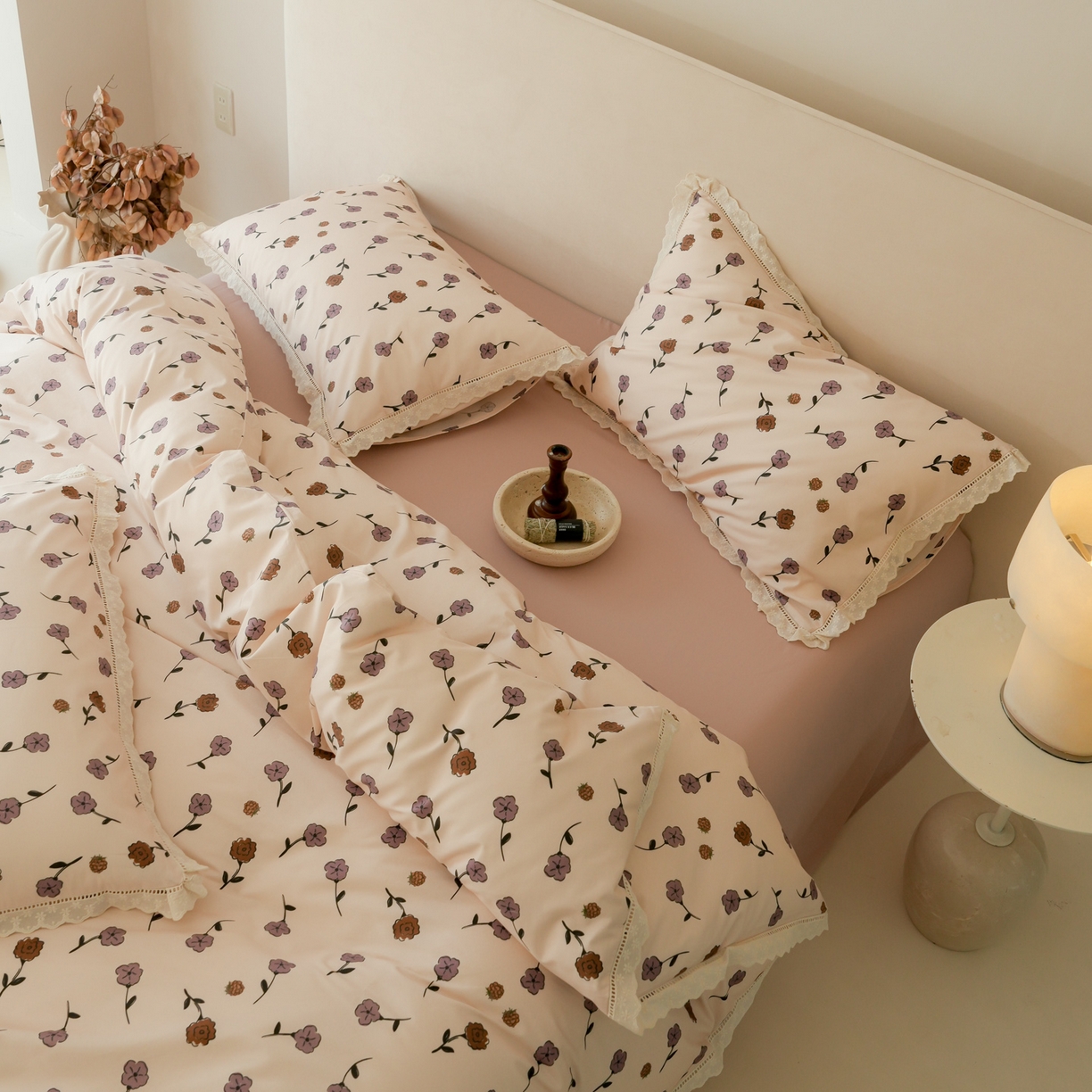 91家纺网 家纺一手货源 找家纺 洺兰家居 2025年小清新全棉13372镂空花边小碎花ins风水洗棉四件套 寒梅