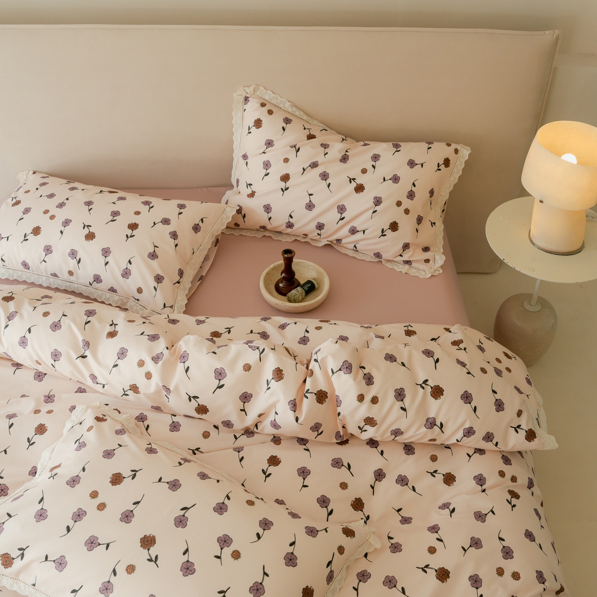 91家纺网 家纺一手货源 找家纺 洺兰家居 2025年小清新全棉13372镂空花边小碎花ins风水洗棉四件套 寒梅