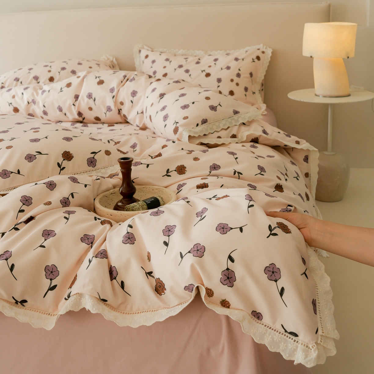 91家纺网 家纺一手货源 找家纺 洺兰家居 2025年小清新全棉13372镂空花边小碎花ins风水洗棉四件套 寒梅