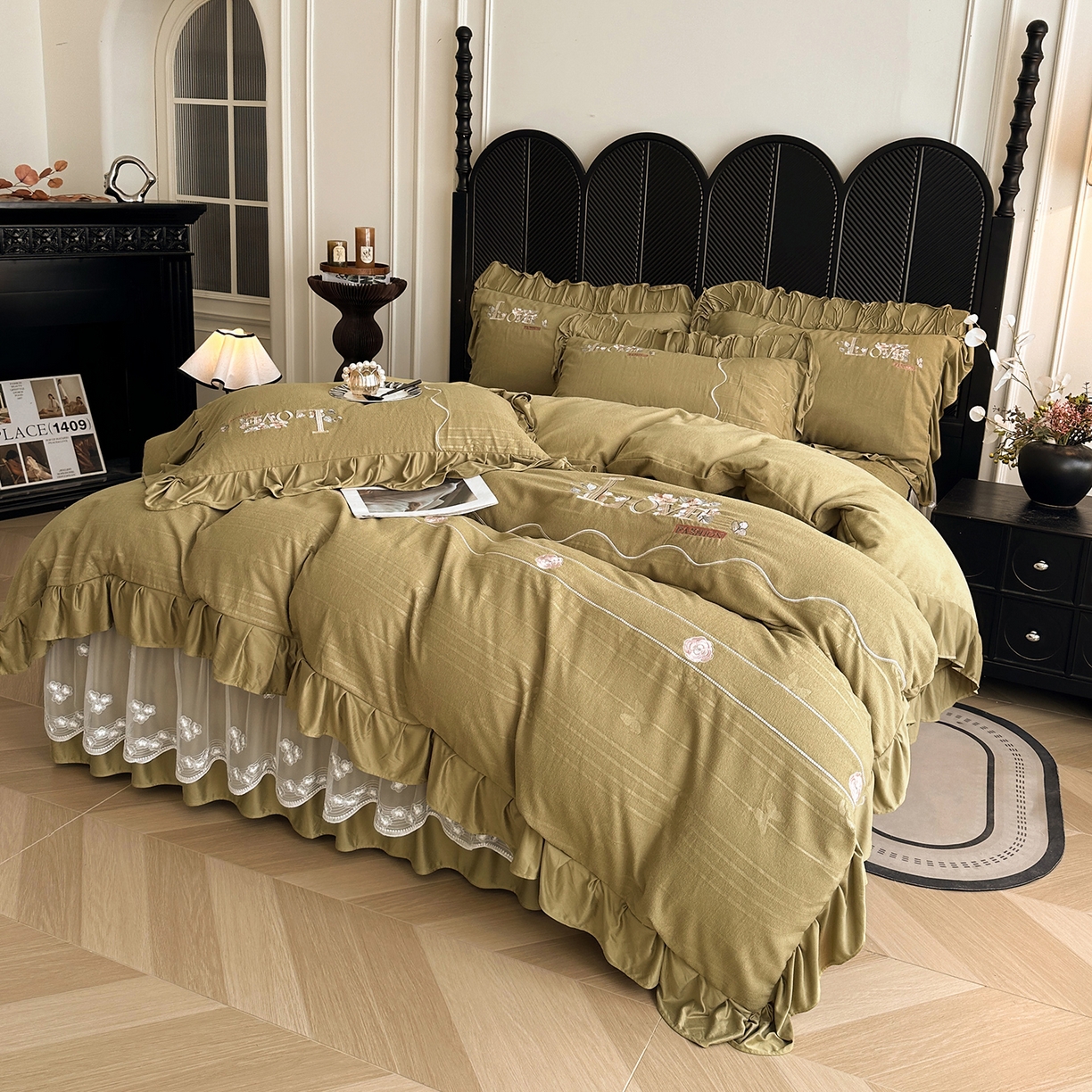 91家纺网 家纺一手货源 找家纺 宜凡家纺 2025新款A类棉绒刺绣花夹棉床裙四件套--梦回罗马系列 梦回罗马 姜黄