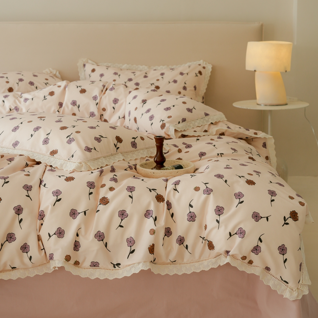 91家纺网 家纺一手货源 找家纺 洺兰家居 2025年小清新全棉13372镂空花边小碎花ins风水洗棉四件套 寒梅