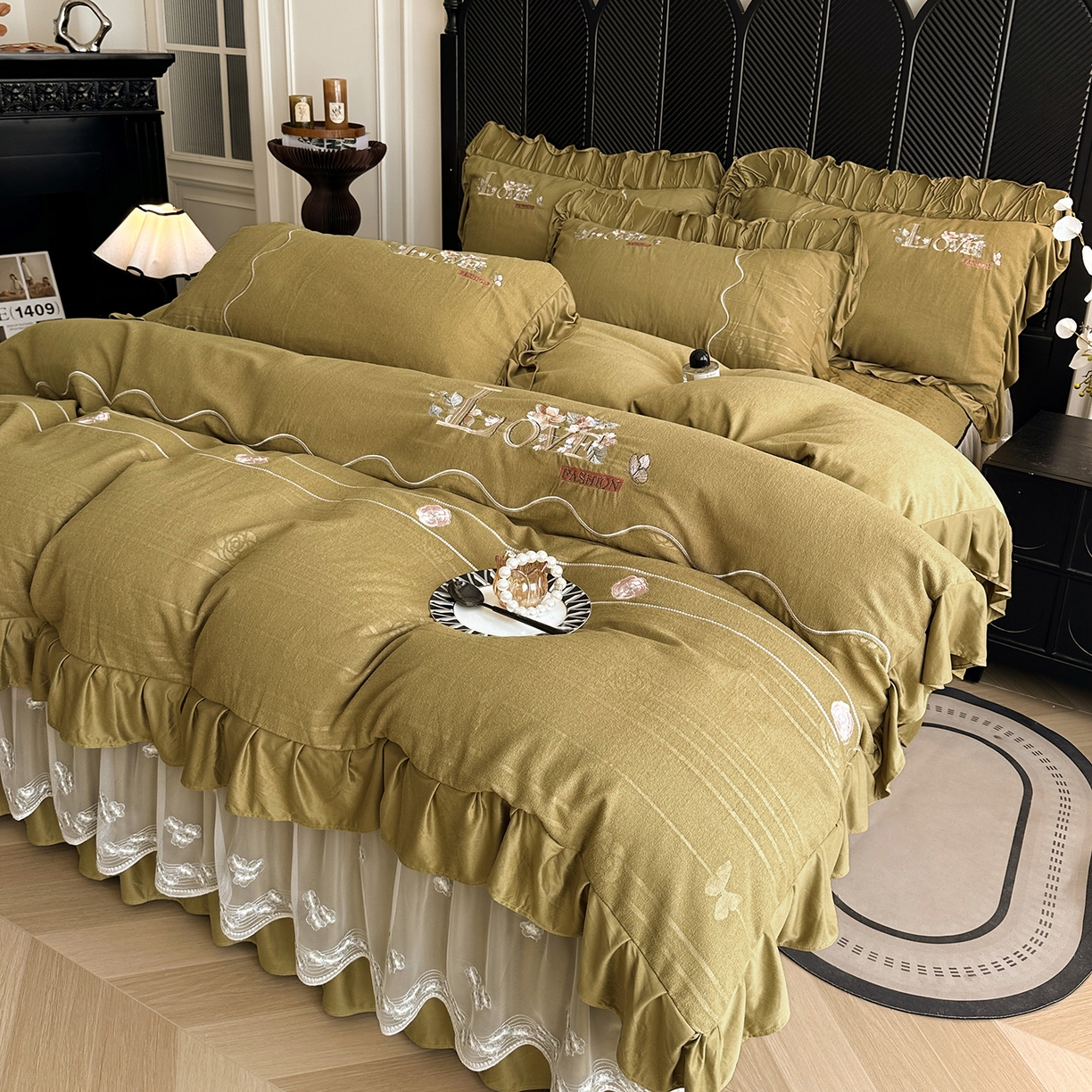 91家纺网 家纺一手货源 找家纺 宜凡家纺 2025新款A类棉绒刺绣花夹棉床裙四件套--梦回罗马系列 梦回罗马 姜黄