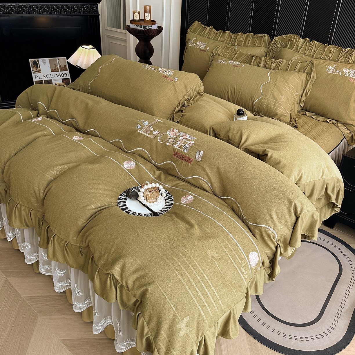 91家纺网 家纺一手货源 找家纺 宜凡家纺 2025新款A类棉绒刺绣花夹棉床裙四件套--梦回罗马系列 梦回罗马 姜黄