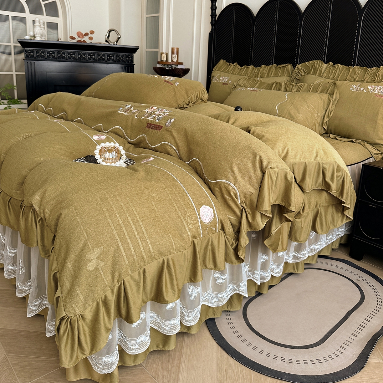 91家纺网 家纺一手货源 找家纺 宜凡家纺 2025新款A类棉绒刺绣花夹棉床裙四件套--梦回罗马系列 梦回罗马 姜黄