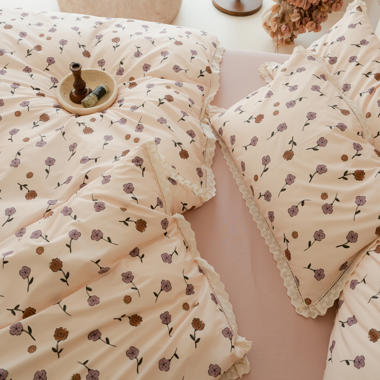 91家纺网 家纺一手货源 找家纺 洺兰家居 2025年小清新全棉13372镂空花边小碎花ins风水洗棉四件套 寒梅