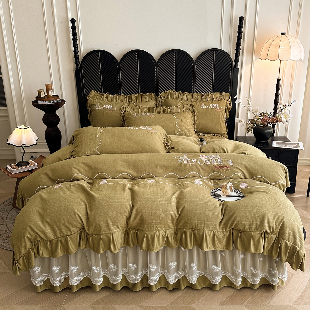 91家纺网 家纺一手货源 找家纺 宜凡家纺 2025新款A类棉绒刺绣花夹棉床裙四件套--梦回罗马系列 梦回罗马 姜黄