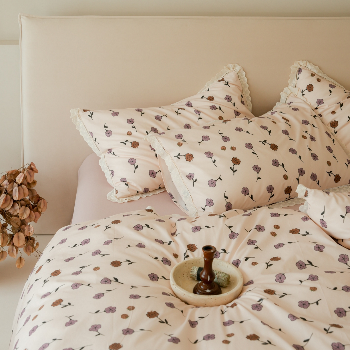 91家纺网 家纺一手货源 找家纺 洺兰家居 2025年小清新全棉13372镂空花边小碎花ins风水洗棉四件套 寒梅