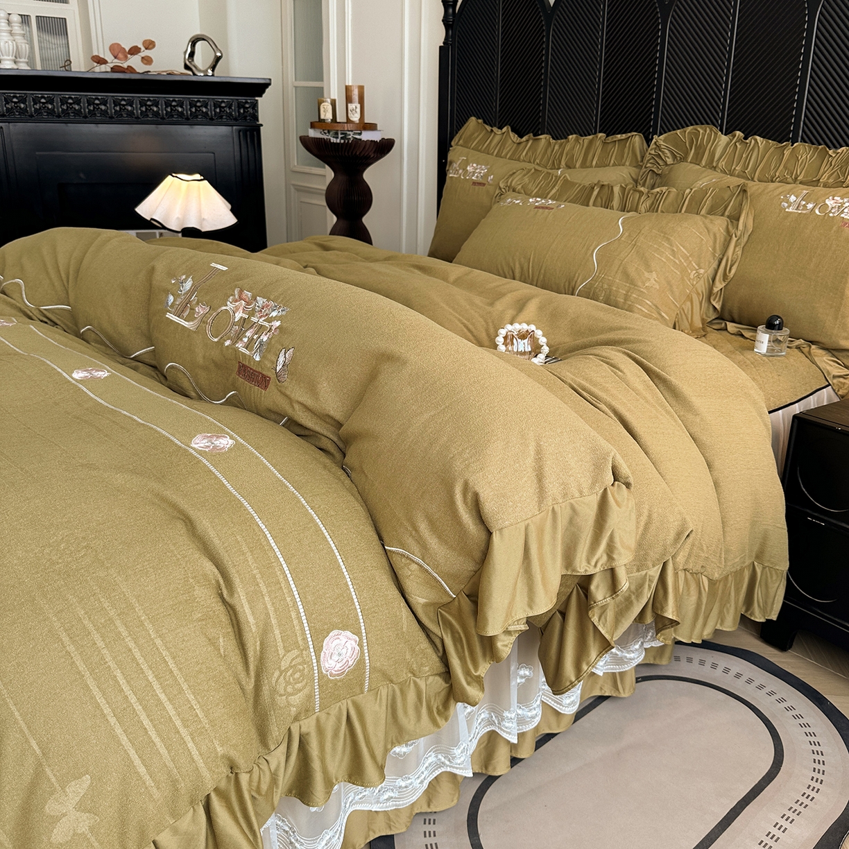 91家纺网 家纺一手货源 找家纺 宜凡家纺 2025新款A类棉绒刺绣花夹棉床裙四件套--梦回罗马系列 梦回罗马 姜黄