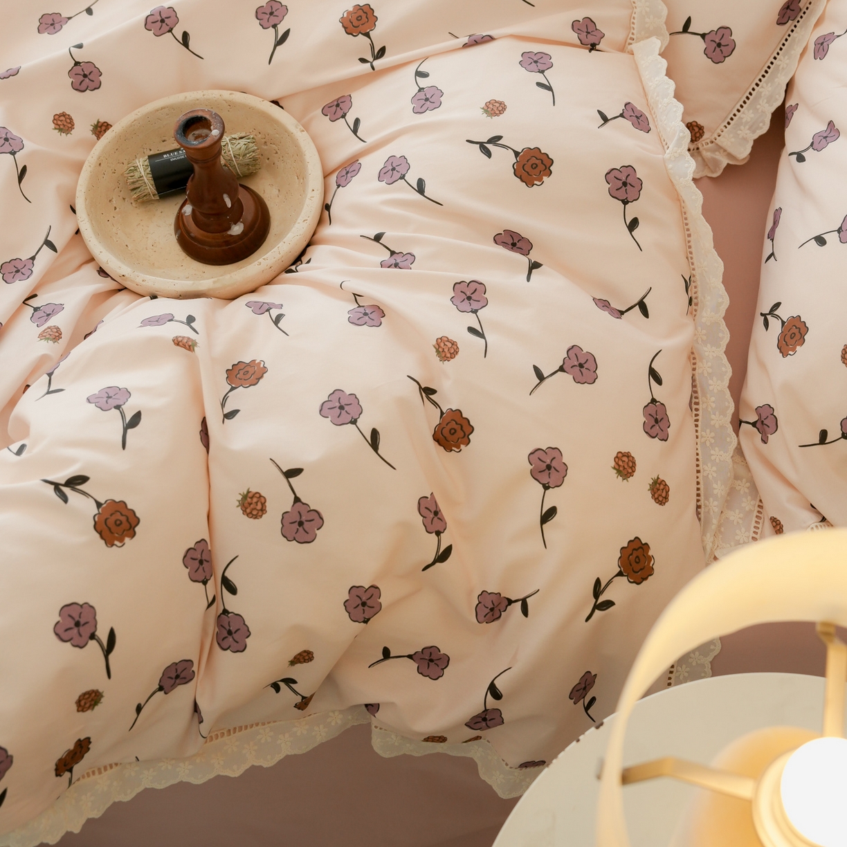 91家纺网 家纺一手货源 找家纺 洺兰家居 2025年小清新全棉13372镂空花边小碎花ins风水洗棉四件套 寒梅