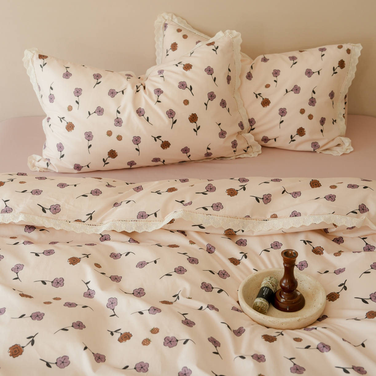 91家纺网 家纺一手货源 找家纺 洺兰家居 2025年小清新全棉13372镂空花边小碎花ins风水洗棉四件套 寒梅