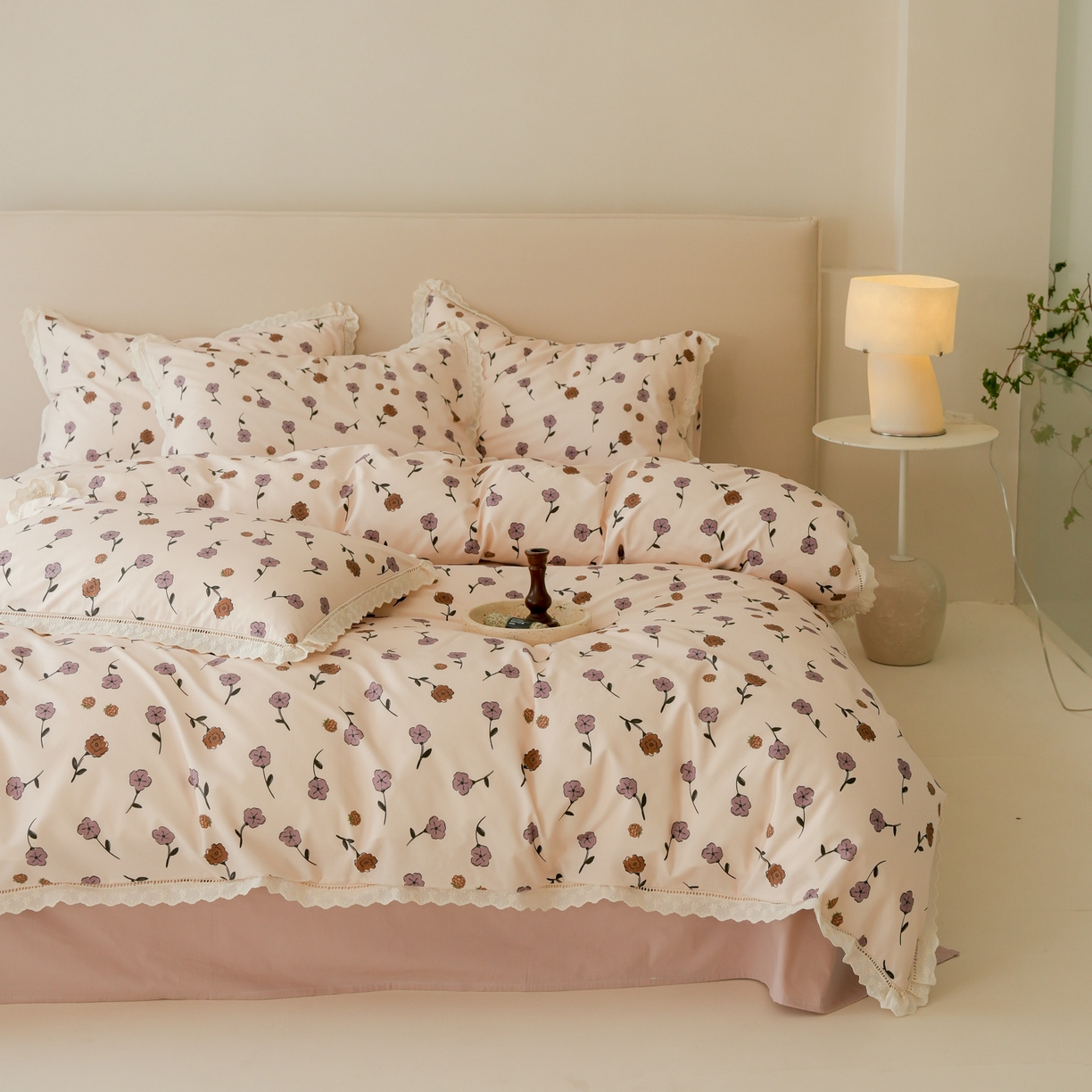 91家纺网 家纺一手货源 找家纺 洺兰家居 2025年小清新全棉13372镂空花边小碎花ins风水洗棉四件套 寒梅