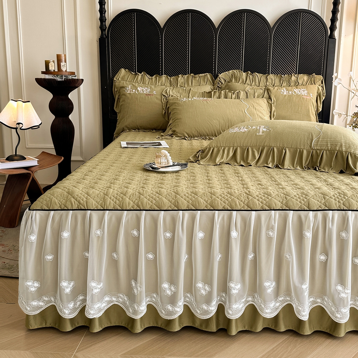 91家纺网 家纺一手货源 找家纺 宜凡家纺 2025新款A类棉绒刺绣花夹棉床裙四件套--梦回罗马系列 梦回罗马 姜黄