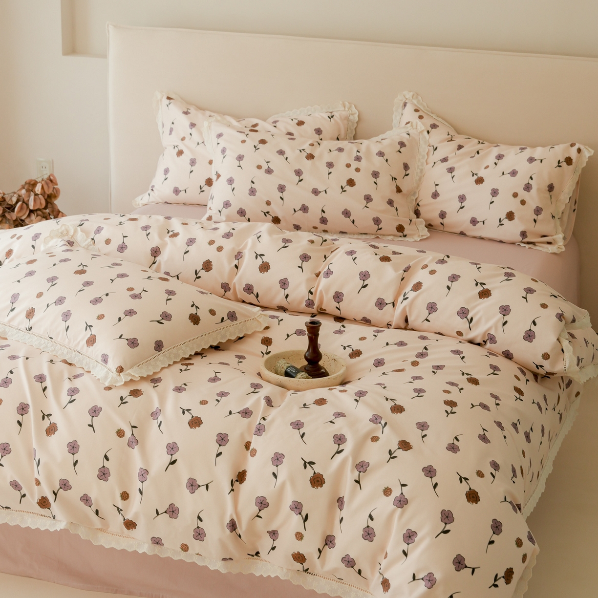 91家纺网 家纺一手货源 找家纺 洺兰家居 2025年小清新全棉13372镂空花边小碎花ins风水洗棉四件套 寒梅