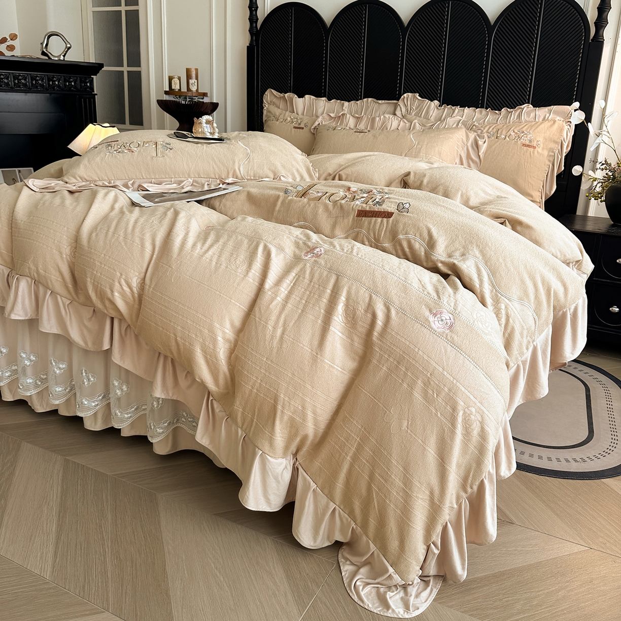 91家纺网 家纺一手货源 找家纺 宜凡家纺 2025新款A类棉绒刺绣花夹棉床裙四件套--梦回罗马系列 梦回罗马 卡其