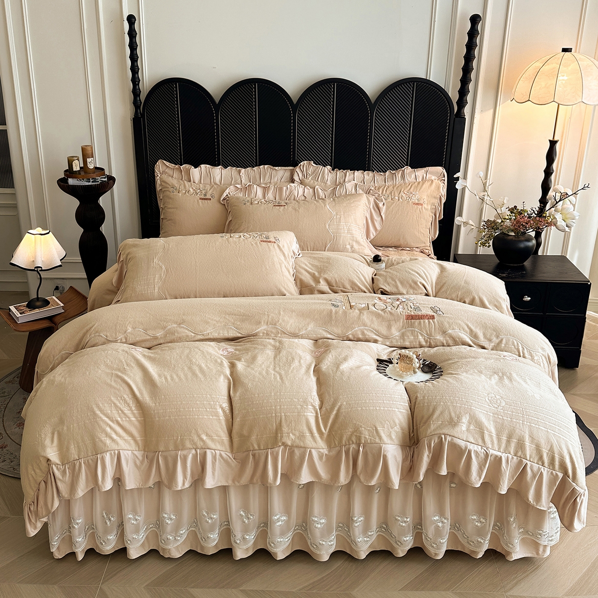 91家纺网 家纺一手货源 找家纺 宜凡家纺 2025新款A类棉绒刺绣花夹棉床裙四件套--梦回罗马系列 梦回罗马 卡其