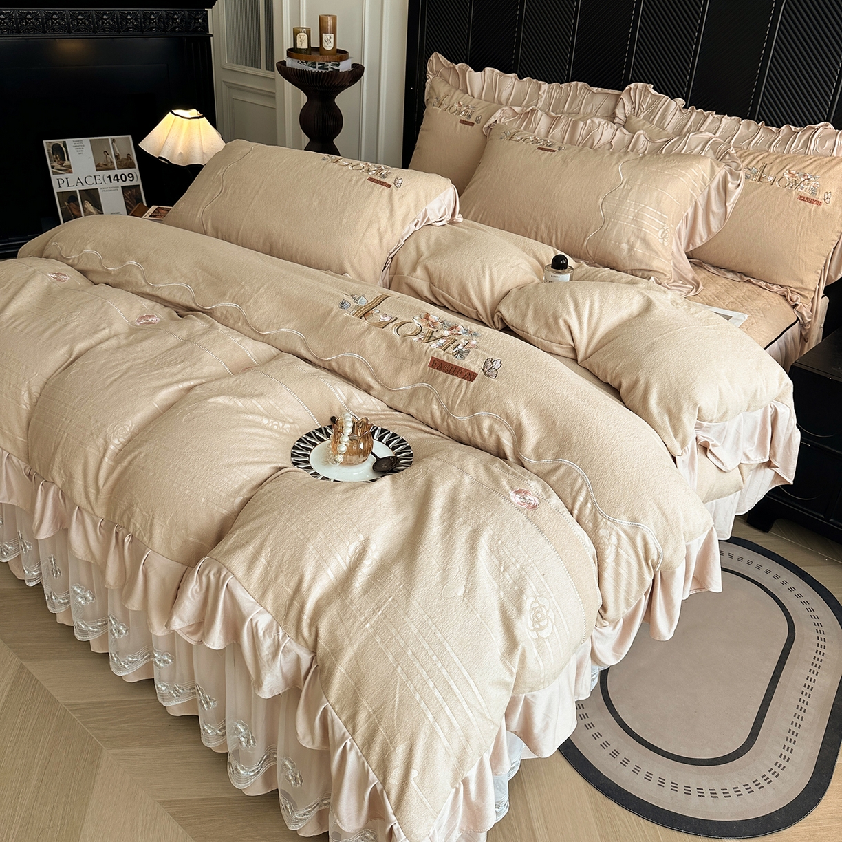 91家纺网 家纺一手货源 找家纺 宜凡家纺 2025新款A类棉绒刺绣花夹棉床裙四件套--梦回罗马系列 梦回罗马 卡其