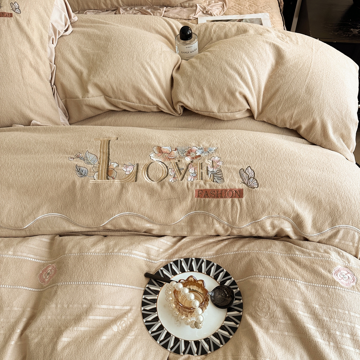 91家纺网 家纺一手货源 找家纺 宜凡家纺 2025新款A类棉绒刺绣花夹棉床裙四件套--梦回罗马系列 梦回罗马 卡其