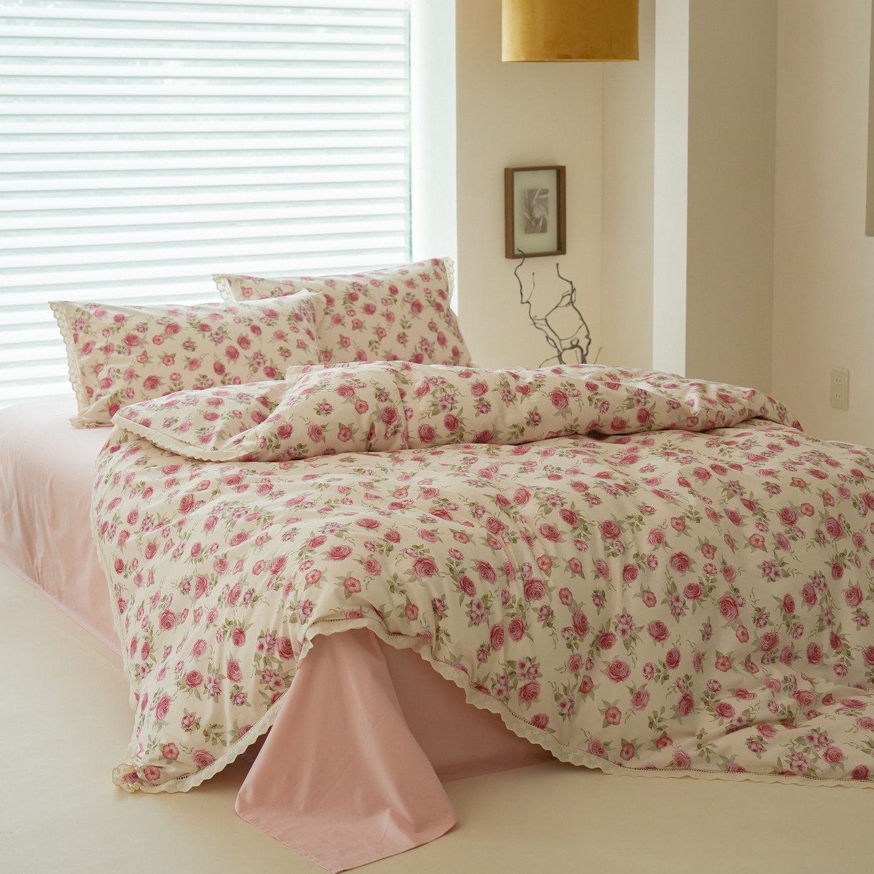 91家纺网 家纺一手货源 找家纺 洺兰家居 2025年小清新全棉13372镂空花边小碎花ins风水洗棉四件套 玫瑰