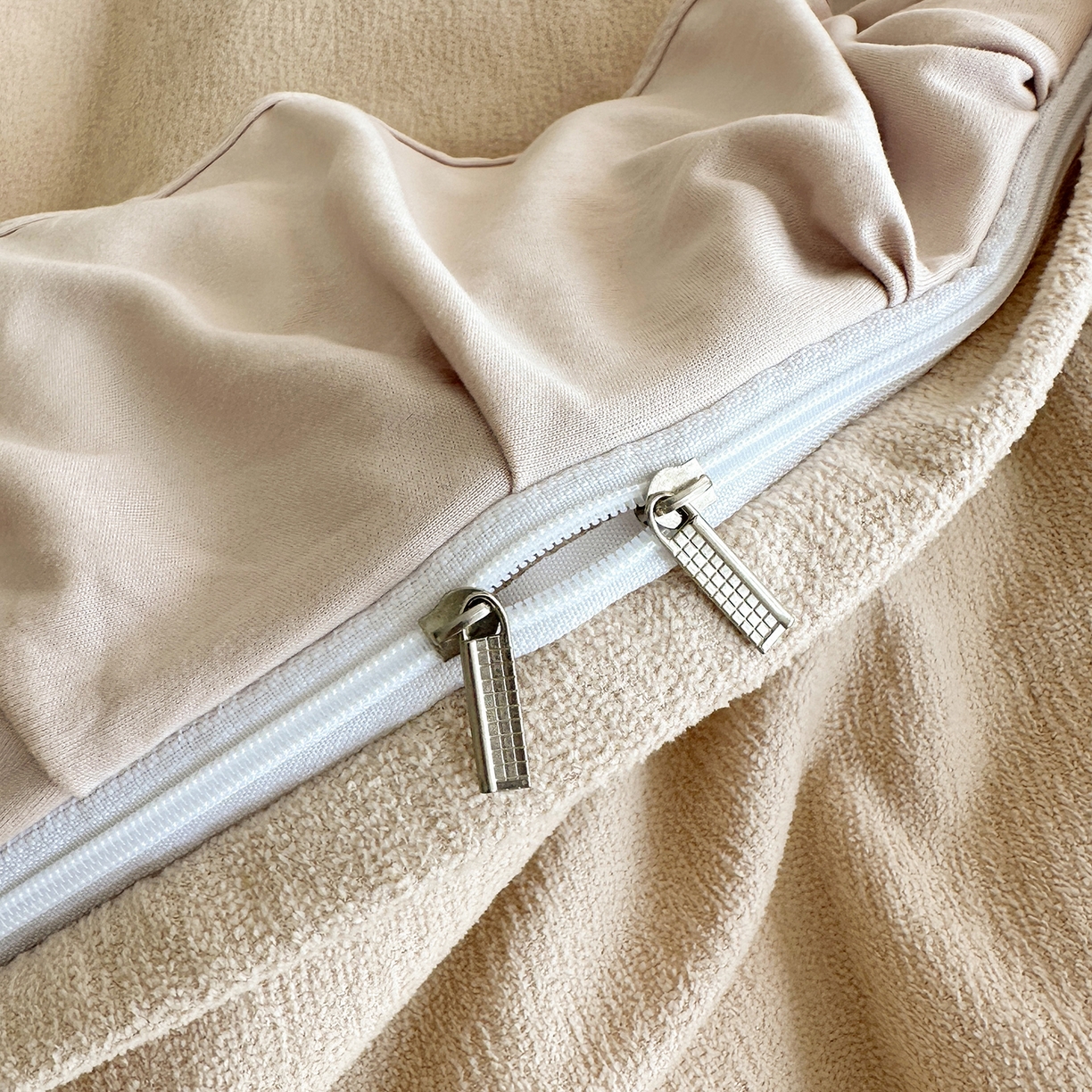 91家纺网 家纺一手货源 找家纺 宜凡家纺 2025新款A类棉绒刺绣花夹棉床裙四件套--梦回罗马系列 梦回罗马 卡其