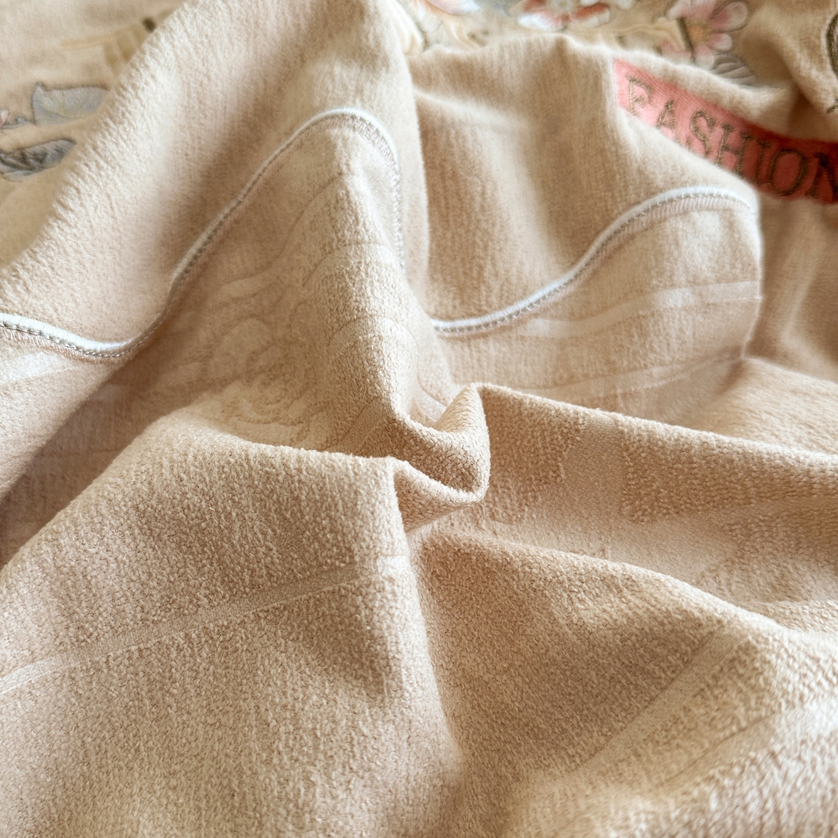 91家纺网 家纺一手货源 找家纺 宜凡家纺 2025新款A类棉绒刺绣花夹棉床裙四件套--梦回罗马系列 梦回罗马 卡其