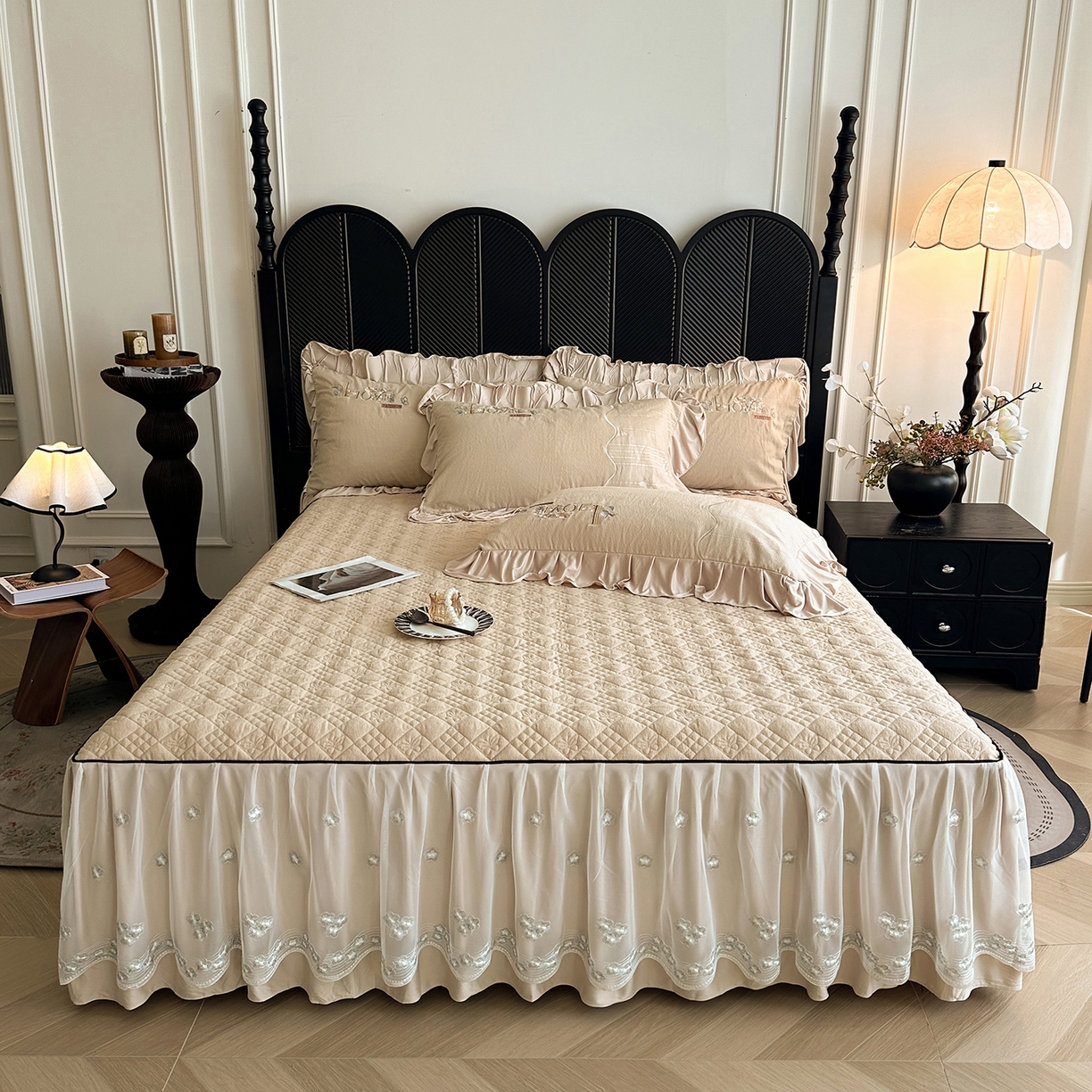 91家纺网 家纺一手货源 找家纺 宜凡家纺 2025新款A类棉绒刺绣花夹棉床裙四件套--梦回罗马系列 梦回罗马 卡其