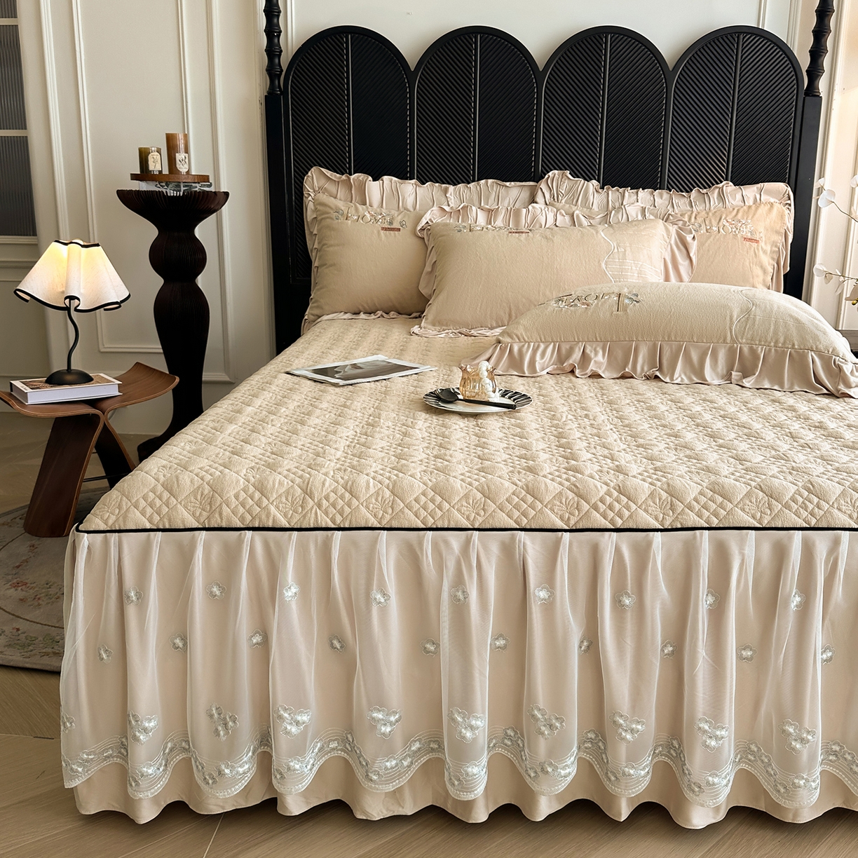 91家纺网 家纺一手货源 找家纺 宜凡家纺 2025新款A类棉绒刺绣花夹棉床裙四件套--梦回罗马系列 梦回罗马 卡其