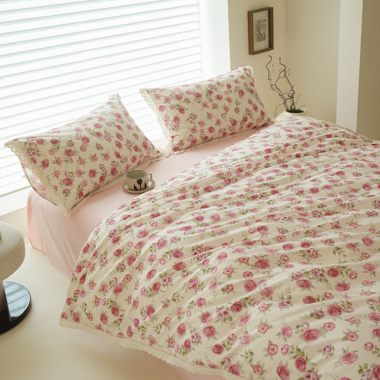 91家纺网 家纺一手货源 找家纺 洺兰家居 2025年小清新全棉13372镂空花边小碎花ins风水洗棉四件套 玫瑰