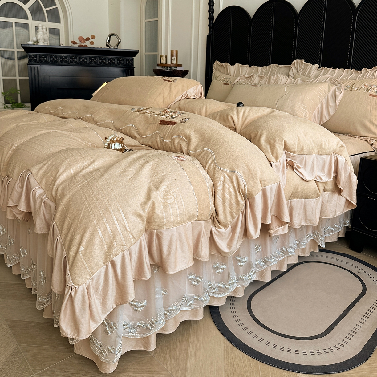 91家纺网 家纺一手货源 找家纺 宜凡家纺 2025新款A类棉绒刺绣花夹棉床裙四件套--梦回罗马系列 梦回罗马 卡其