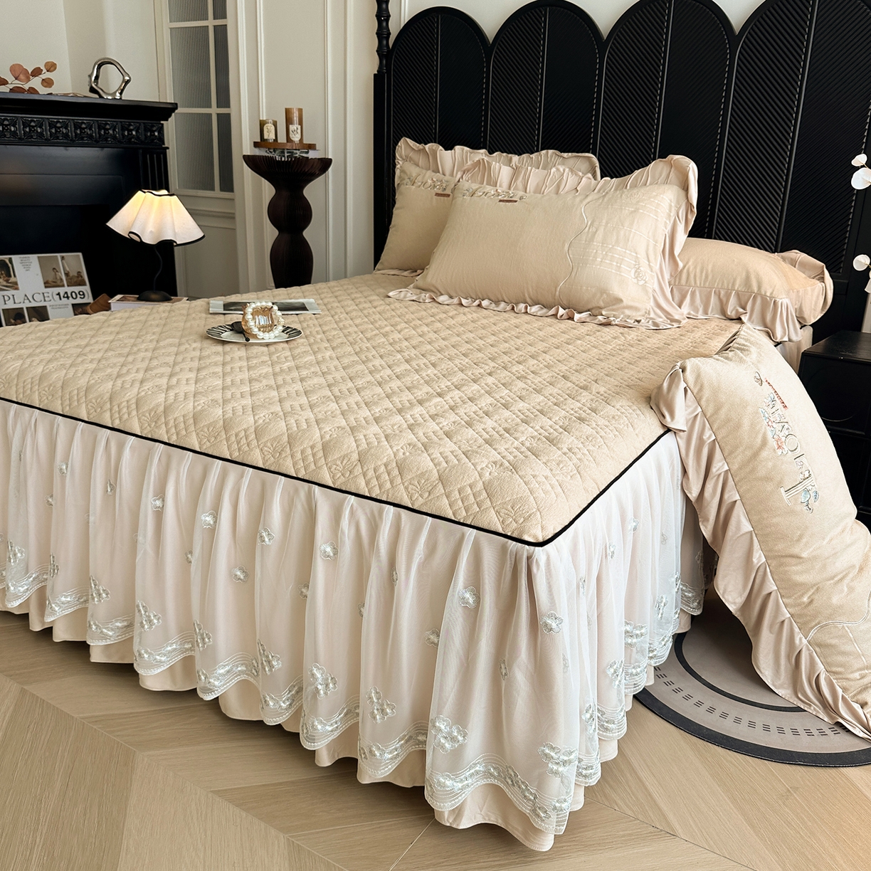 91家纺网 家纺一手货源 找家纺 宜凡家纺 2025新款A类棉绒刺绣花夹棉床裙四件套--梦回罗马系列 梦回罗马 卡其