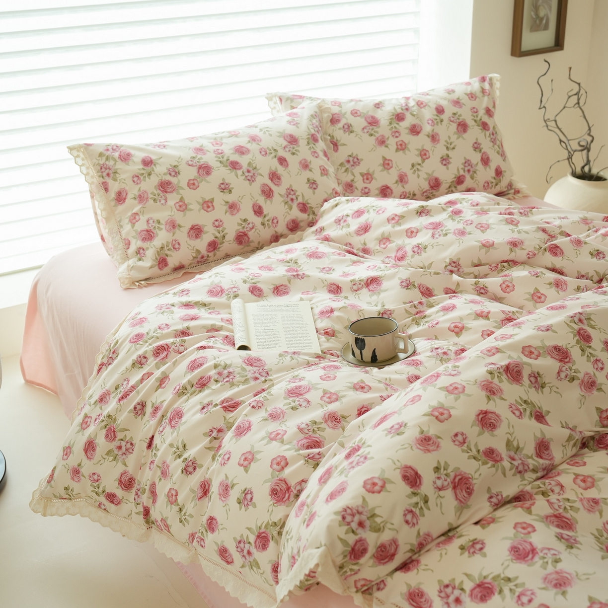 91家纺网 家纺一手货源 找家纺 洺兰家居 2025年小清新全棉13372镂空花边小碎花ins风水洗棉四件套 玫瑰