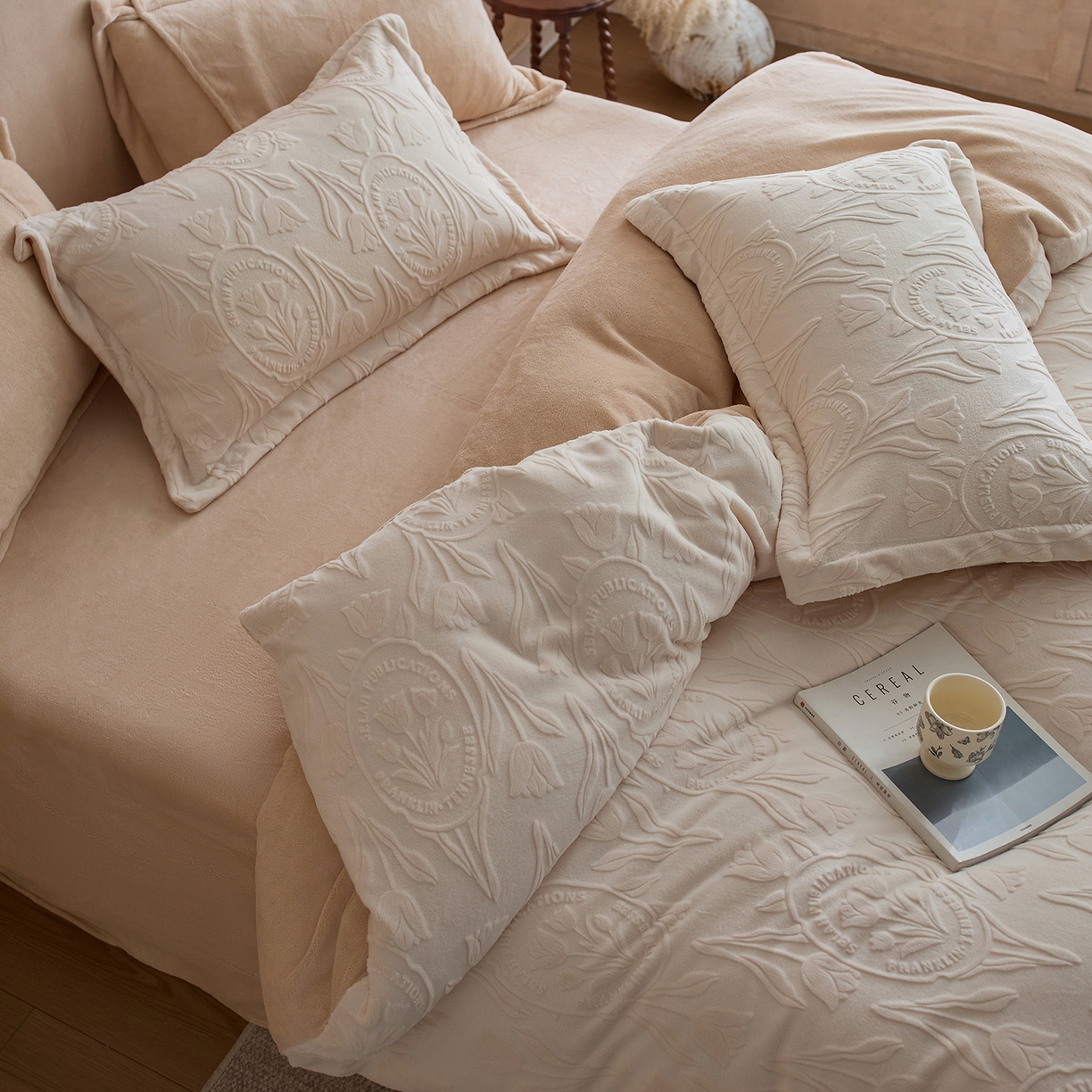 91家纺网 家纺一手货源 找家纺 亿梵家居 2025秋冬新款A类全消光牛奶绒立体5D雕花绒四件套-风格一 （提供买家秀） 郁金香-奶油白