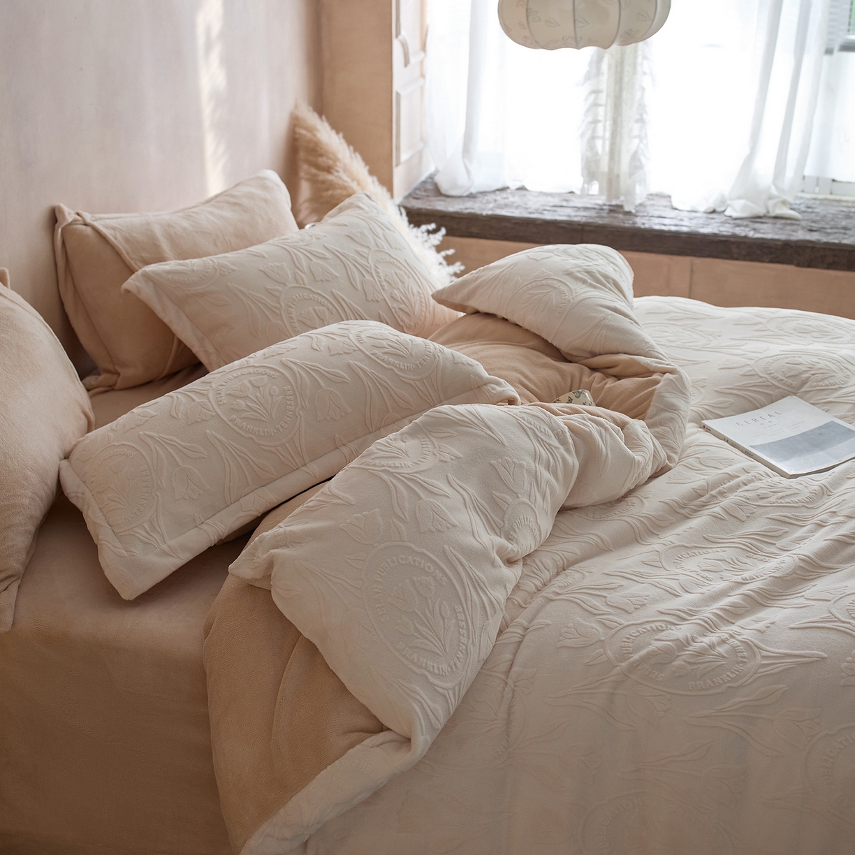91家纺网 家纺一手货源 找家纺 亿梵家居 2025秋冬新款A类全消光牛奶绒立体5D雕花绒四件套-风格一 （提供买家秀） 郁金香-奶油白