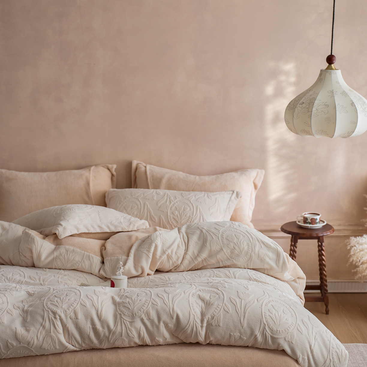 91家纺网 家纺一手货源 找家纺 亿梵家居 2025秋冬新款A类全消光牛奶绒立体5D雕花绒四件套-风格一 （提供买家秀） 郁金香-奶油白