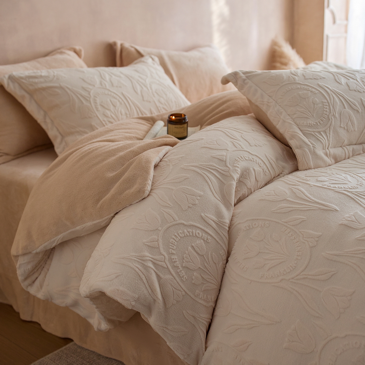 91家纺网 家纺一手货源 找家纺 亿梵家居 2025秋冬新款A类全消光牛奶绒立体5D雕花绒四件套-风格一 （提供买家秀） 郁金香-奶油白