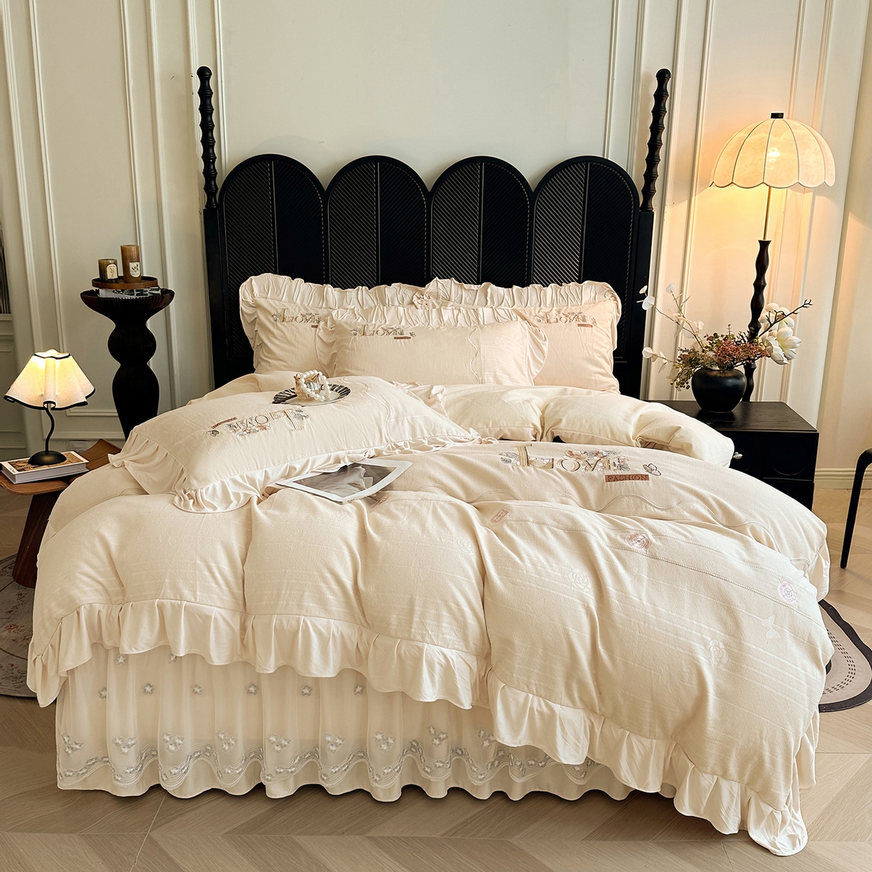 宜凡家纺 2025新款A类棉绒刺绣花夹棉床裙四件套--梦回罗马系列 梦回罗马 奶白