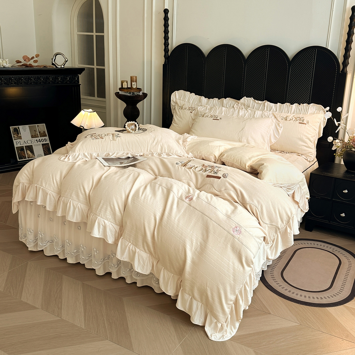 91家纺网 家纺一手货源 找家纺 宜凡家纺 2025新款A类棉绒刺绣花夹棉床裙四件套--梦回罗马系列 梦回罗马 奶白