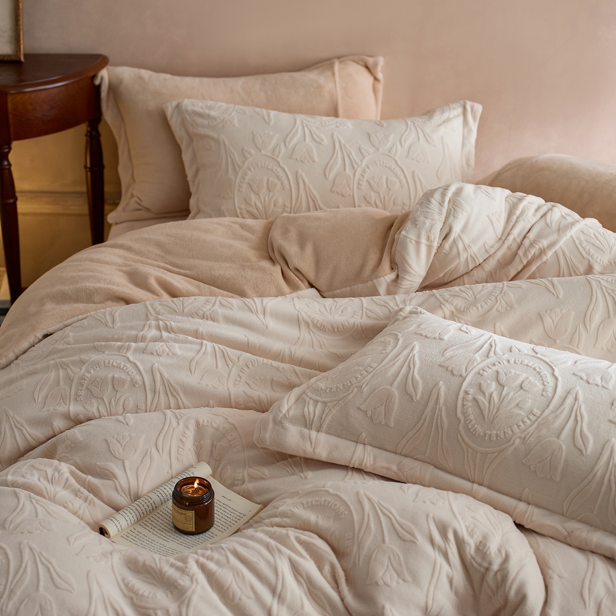 91家纺网 家纺一手货源 找家纺 亿梵家居 2025秋冬新款A类全消光牛奶绒立体5D雕花绒四件套-风格一 （提供买家秀） 郁金香-奶油白