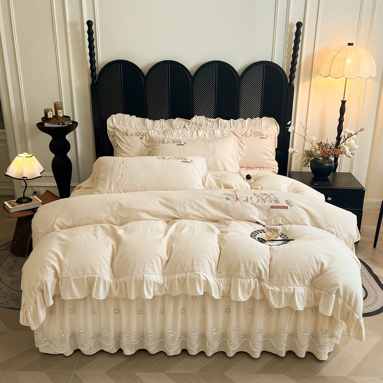 91家纺网 家纺一手货源 找家纺 宜凡家纺 2025新款A类棉绒刺绣花夹棉床裙四件套--梦回罗马系列 梦回罗马 奶白