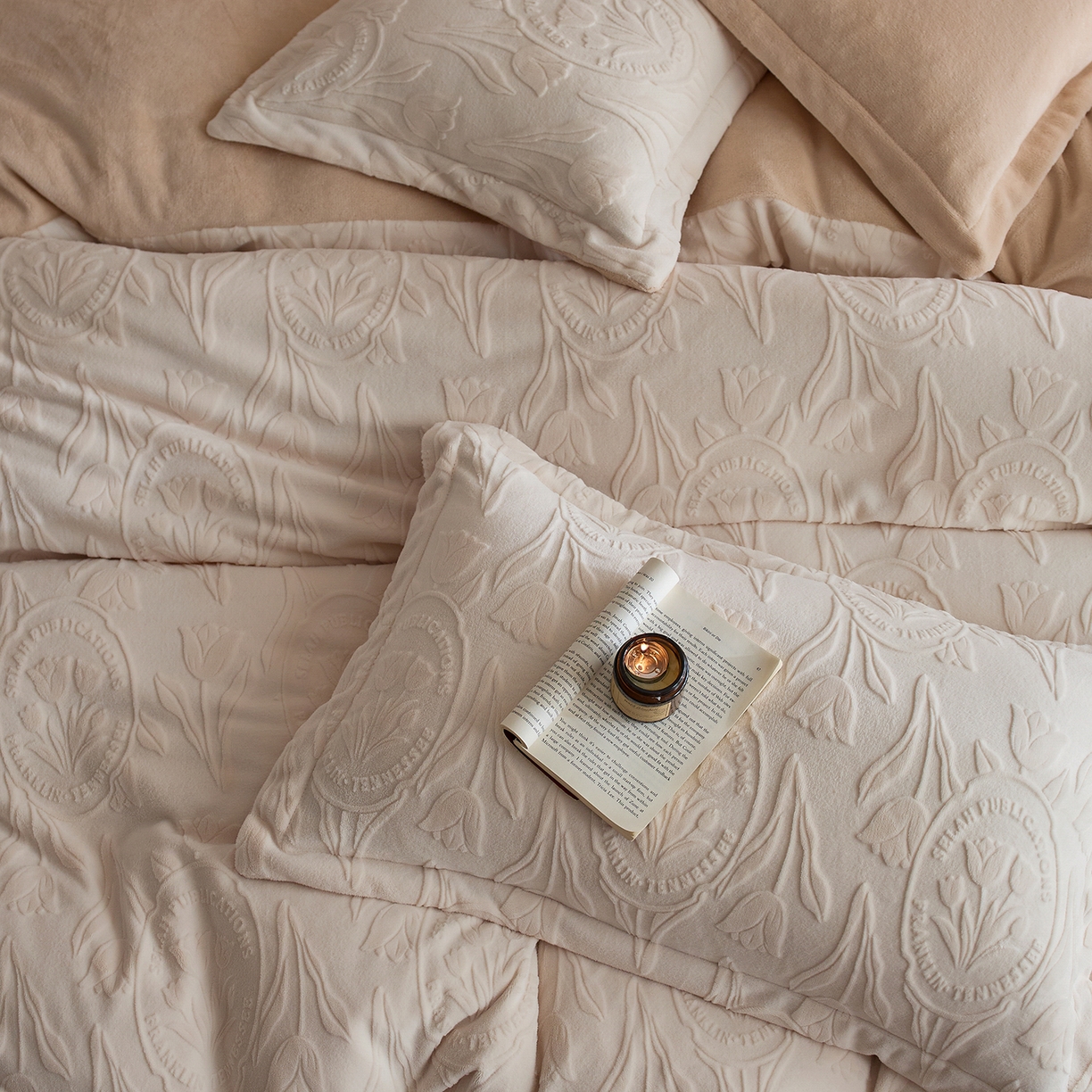 91家纺网 家纺一手货源 找家纺 亿梵家居 2025秋冬新款A类全消光牛奶绒立体5D雕花绒四件套-风格一 （提供买家秀） 郁金香-奶油白