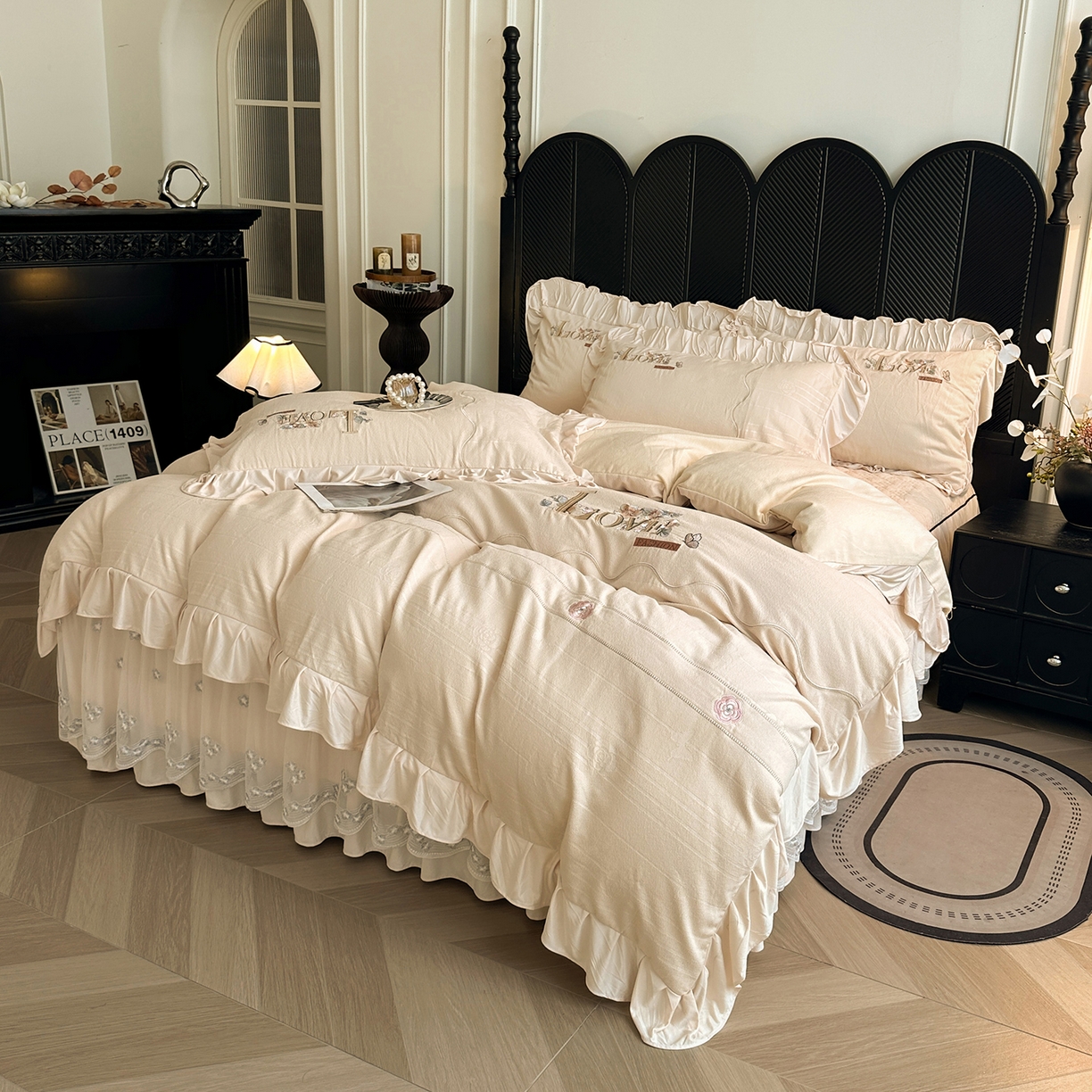 91家纺网 家纺一手货源 找家纺 宜凡家纺 2025新款A类棉绒刺绣花夹棉床裙四件套--梦回罗马系列 梦回罗马 奶白