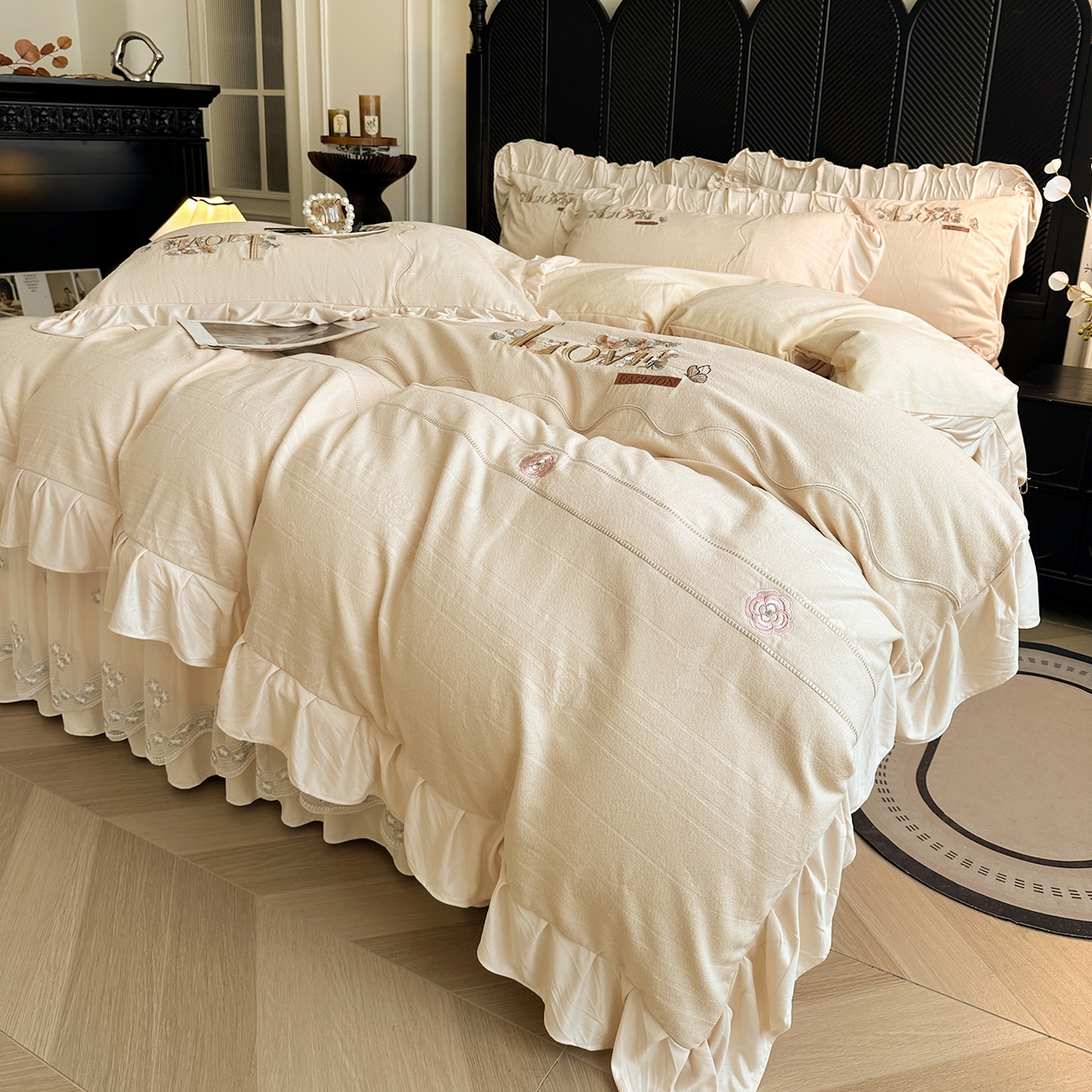 91家纺网 家纺一手货源 找家纺 宜凡家纺 2025新款A类棉绒刺绣花夹棉床裙四件套--梦回罗马系列 梦回罗马 奶白