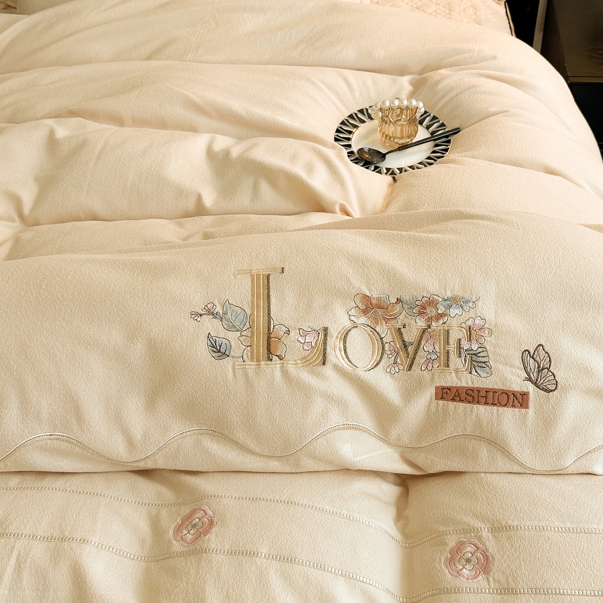 91家纺网 家纺一手货源 找家纺 宜凡家纺 2025新款A类棉绒刺绣花夹棉床裙四件套--梦回罗马系列 梦回罗马 奶白