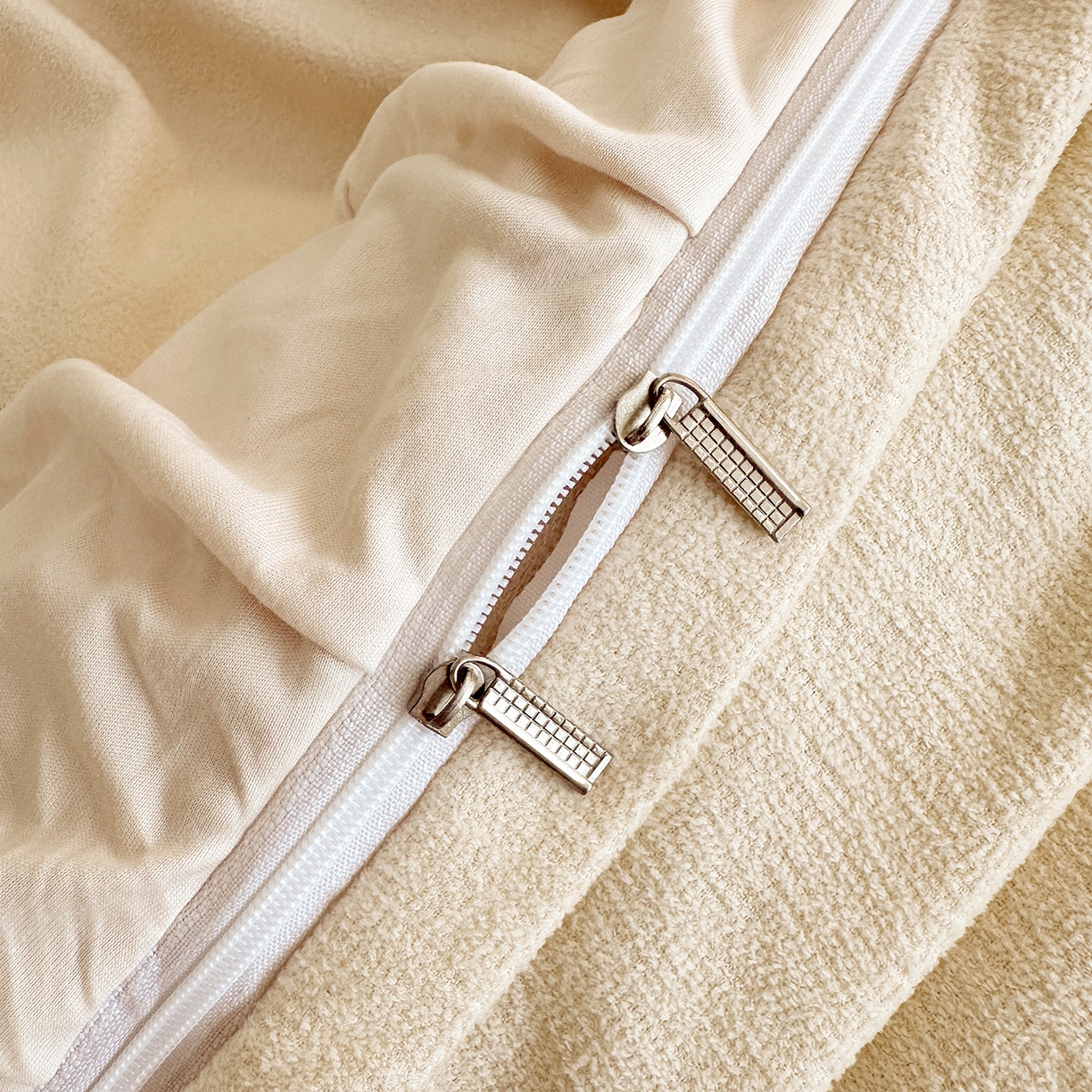 91家纺网 家纺一手货源 找家纺 宜凡家纺 2025新款A类棉绒刺绣花夹棉床裙四件套--梦回罗马系列 梦回罗马 奶白