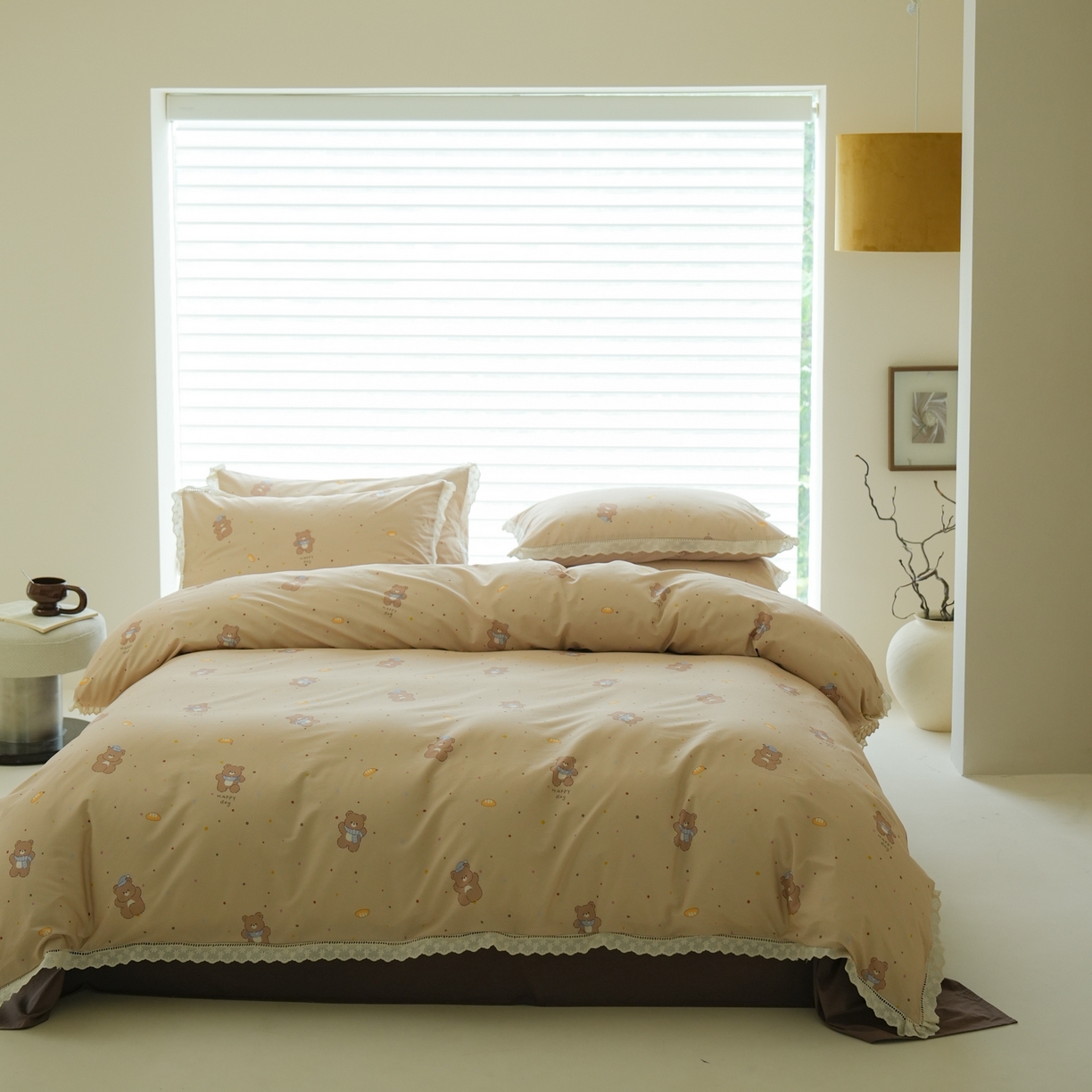 91家纺网 家纺一手货源 找家纺 洺兰家居 2025年小清新全棉13372镂空花边小碎花ins风水洗棉四件套 小熊