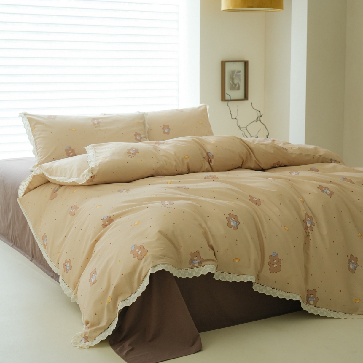 91家纺网 家纺一手货源 找家纺 洺兰家居 2025年小清新全棉13372镂空花边小碎花ins风水洗棉四件套 小熊