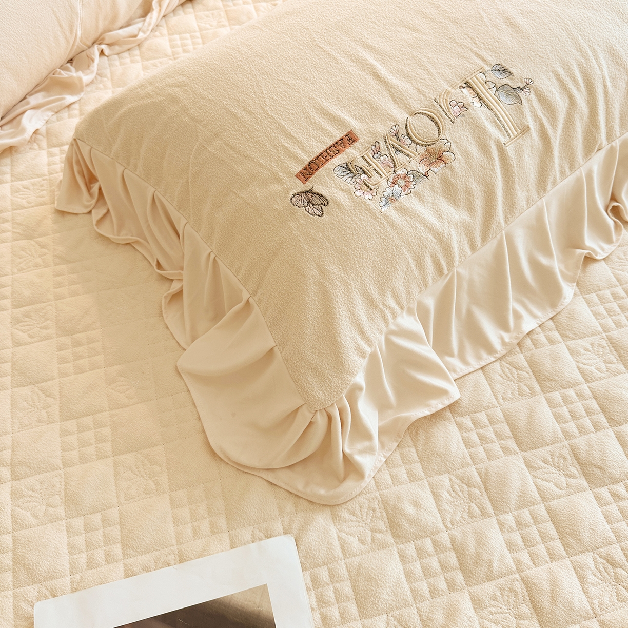 91家纺网 家纺一手货源 找家纺 宜凡家纺 2025新款A类棉绒刺绣花夹棉床裙四件套--梦回罗马系列 梦回罗马 奶白