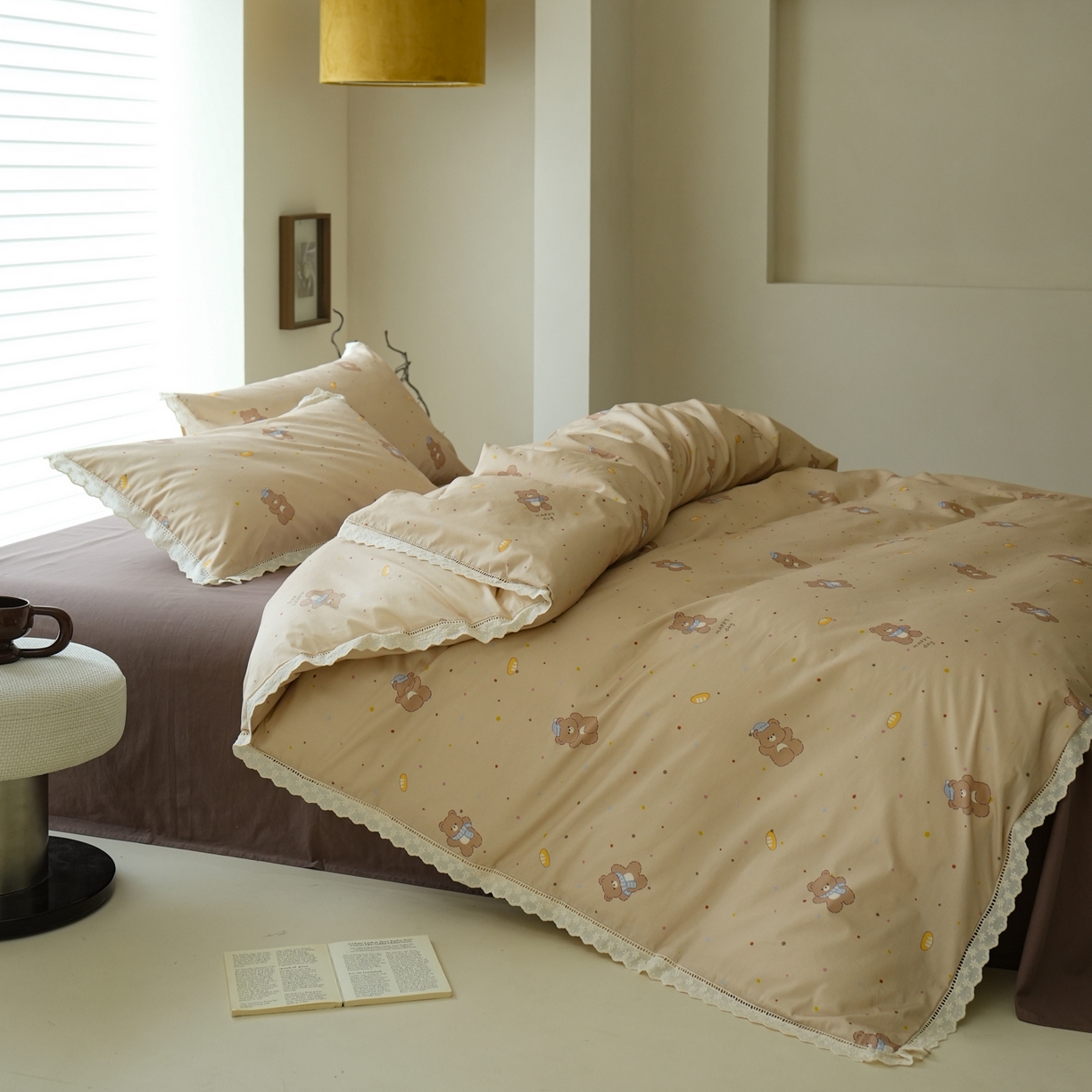 91家纺网 家纺一手货源 找家纺 洺兰家居 2025年小清新全棉13372镂空花边小碎花ins风水洗棉四件套 小熊