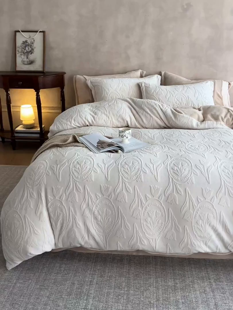 91家纺网 家纺一手货源 找家纺 亿梵家居 2025秋冬新款A类全消光牛奶绒立体5D雕花绒四件套-风格一 （提供买家秀） 郁金香-奶油白